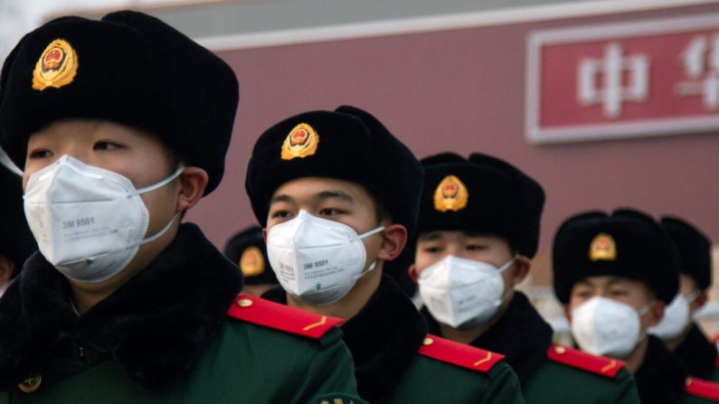Des policiers chinois portant des masques de protection se tiennent devant la porte Tiananmen à Pékin le 26 janvier 2020. (Betsy Joles/Getty Images)