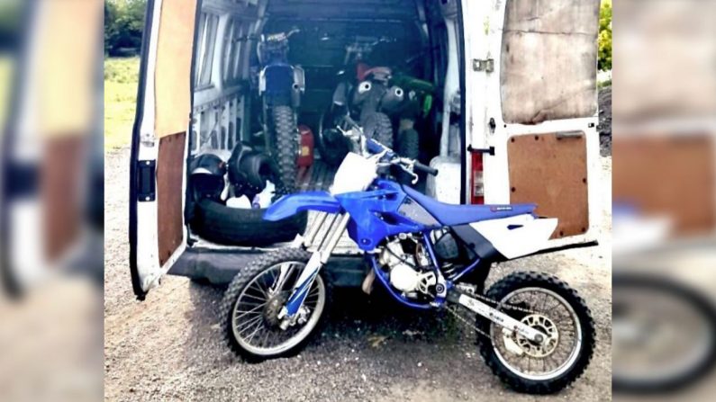Les six individus contrôlés avaient acheminé quatre motos non homologuées sur un terrain agricole privé à l'aide d'une camionnette. Crédit : Police nationale de Seine-et-Marne. 