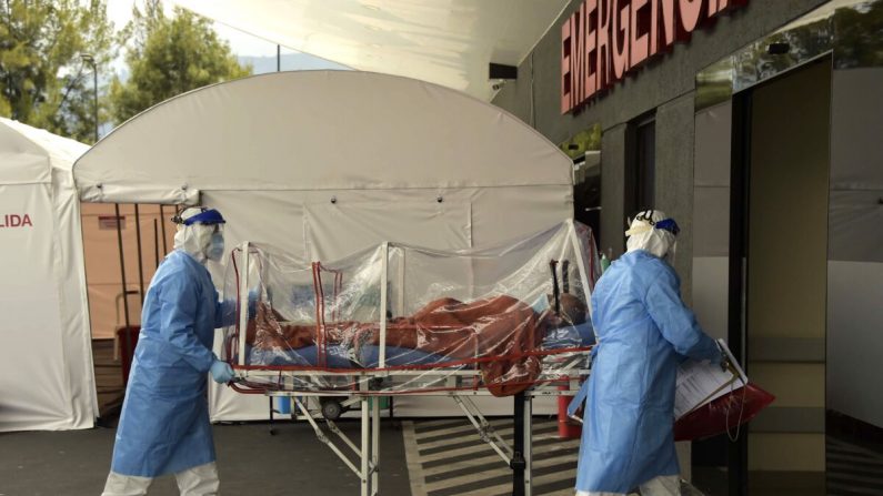 Un patient dont le test de dépistage du nouveau coronavirus s'est révélé positif est emmené sur un brancard aux urgences de l'hôpital IESS Sur de Quito, en Équateur, le 18 avril 2020. (Rodrigo Buendia/AFP via Getty Images)