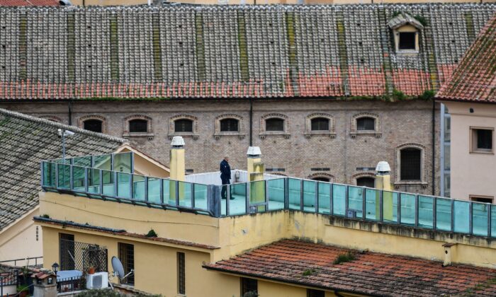Le 9 mars 2020, un gardien de prison patrouille la terrasse d'un bâtiment de la prison de Regina Coeli, dans le centre de Rome. (ALBERTO PIZZOLI/AFP via Getty Images)