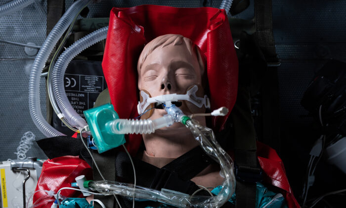Un mannequin de simulation médicale portant un respirateur artificiel à Andover, en Angleterre, le 9 avril 2020. (Leon Neal/Getty Images)
