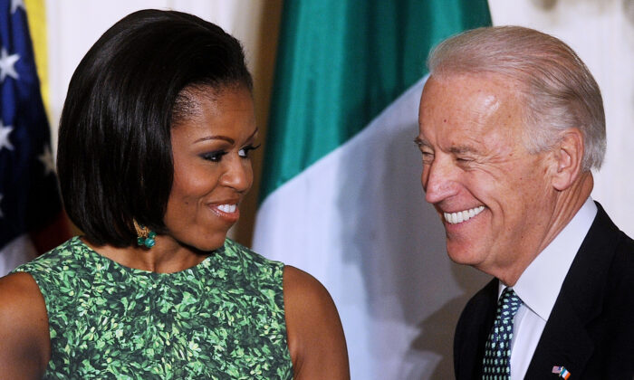 La première dame d'alors Michelle Obama et le vice-président d'alors, Joe Biden, assistent à une réception de la Saint-Patrick, dans l'East Room de la Maison-Blanche, à Washington, le 17 mars 2011. (Olivier Douliery-Pool/Getty Images)
