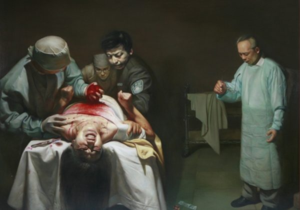 "Prélèvement d'organes", une peinture à l'huile de Xiqiang Dong représentant la saisie d'organes d'un praticien vivant du Falun Dafa en Chine. (Avec l'aimable autorisation de Xiqiang Dong)