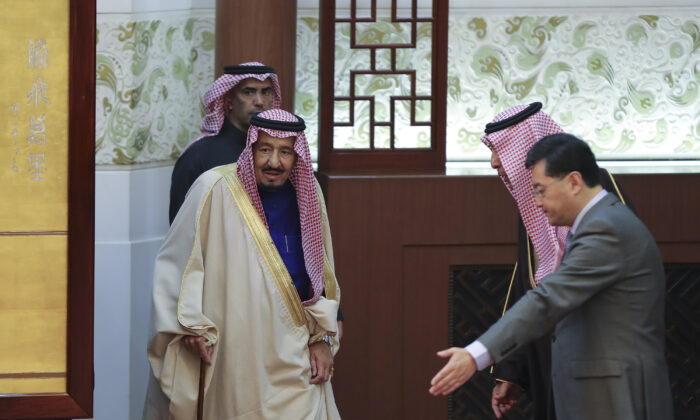 Le roi saoudien Salman bin Abdulaziz (à gauche) assiste à une cérémonie de signature au Grand Hall du Peuple à Pékin le 16 mars 2017. Xi a accueilli le roi saoudien Salman à Pékin alors que la Chine poursuit son offensive de charme envers le Moyen-Orient, une région où elle a longtemps gardé un profil bas. (Lintao Zhang/AFP via Getty Images)