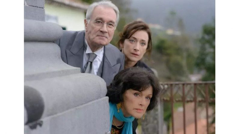 Delphine Serina, entourée de Bernard Le Coq et d'Anny Duperey dans "Une Famille formidable". (Photo Etienne CHOGNARD/Allociné)