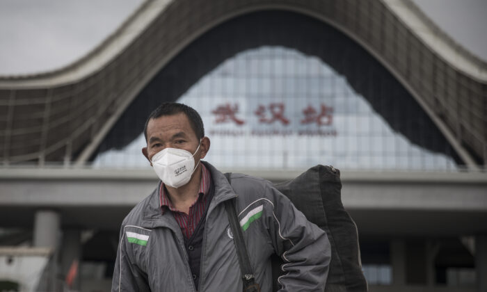 Un passager porte un masque après son arrivée à la gare de Wuhan, dans la province de Hubei, en Chine, le 28 mars 2020. (Getty Images)