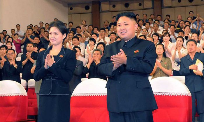 Le dirigeant nord-coréen Kim Jong-un (C), accompagné de son épouse Ri Sol-Ju, le 6 juillet 2012 (KNS/AFP/GettyImages)