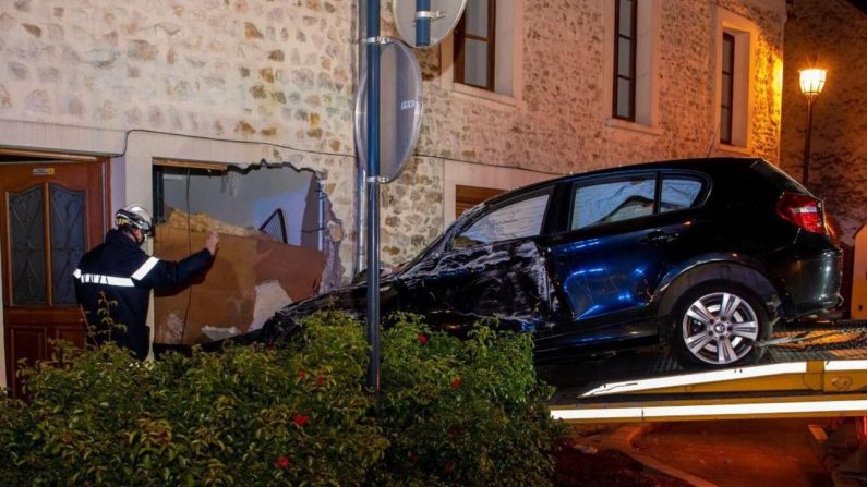 Après avoir raté un stop, la BMW s’est encastrée dans la façade d’une maison, défonçant la porte d’entrée ainsi qu’une fenêtre donnant sur la rue. Crédit : L. Ortuso, service communication SDIS77.