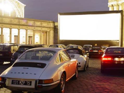 Un cinéma en plein air provisoire en Belgique (Cinquantenaire à Bruxelles), avec un Airscreen (écran gonflable) @Wikipédia.fr