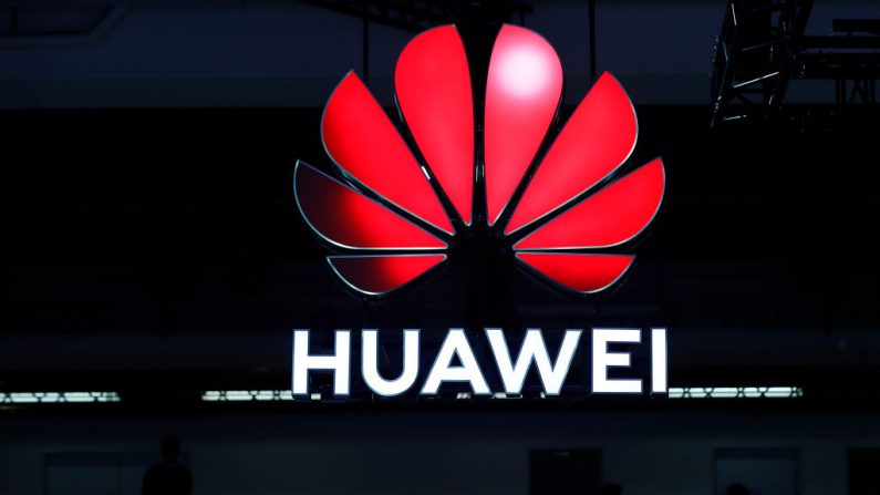 Un panneau Huawei est affiché lors du 10e forum mondial du haut débit mobile à Zurich le 15 octobre 2019. (Stefan Wermuth/AFP via Getty Images)