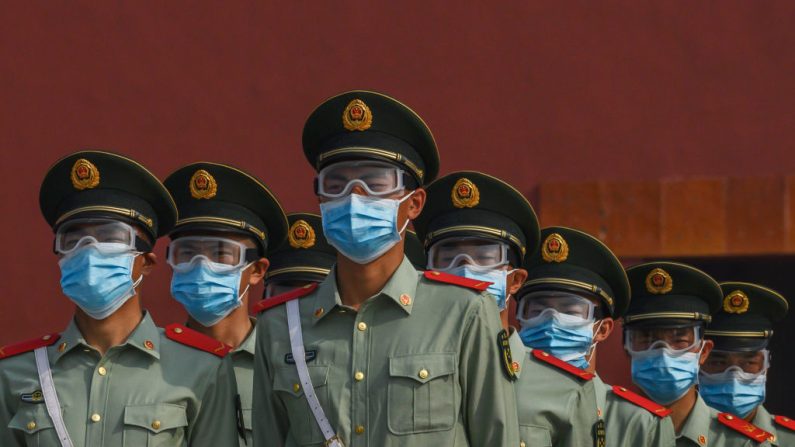 La police paramilitaire chinoise porte des masques de protection lorsqu'elle garde l'entrée de la Cité interdite à Pékin le 2 mai 2020. (Kevin Frayer/Getty Images)