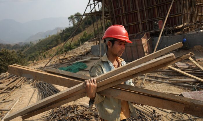 Un ouvrier chinois travaille dans le chantier de la première ligne ferroviaire reliant la Chine au Laos, un élément clé de la partie traversant le Mékong de la BRI chinoise, à Luang Prabang, le 8 février 2020. (AIDAN JONES/AFP via Getty Images)

