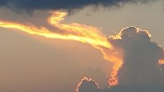 Ce nuage insolite ressemble à un énorme «dragon» crachant du feu dans le ciel