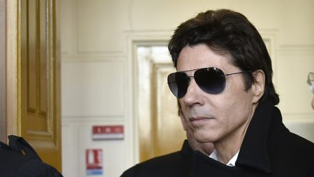 Jean-Luc Lahaye mis en examen pour viols sur mineures, interdit de concert par la justice