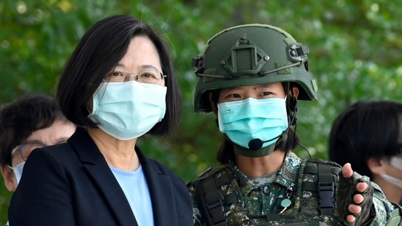 La présidente taïwanaise Tsai Ing-wen (à gauche) écoute un soldat masqué en pleine pandémie du coronavirus lors de sa visite sur une base militaire à Tainan, dans le sud de Taïwan, le 9 avril 2020. (Sam Yeh/AFP via Getty Images)
