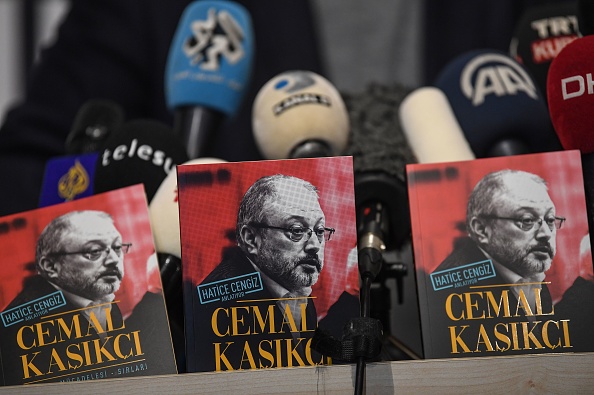 Des livres consacrés au meurtre du journaliste saoudien Jamal Khashoggi, écrits par sa partenaire Hatice Cengiz, sont affichés lors d'une présentation à Istanbul le 8 février 2019. Photo OZAN KOSE / AFP via Getty Images.