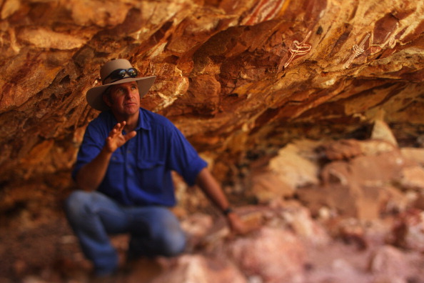 -Illustration- Charles Phillott parle aux visiteurs des œuvres d'art aborigènes dans les grottes de Python Gorge à Carisbrooke Station le 26 mars 2011 en Australie. Photo by Mark Kolbe/Getty Images.