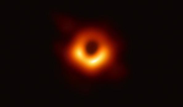 -Illustration- Cette photo fournie par la National Science Foundation, le télescope Event Horizon capture un trou noir au centre de la galaxie M87. Photo de la National Science Foundation via Getty Images.