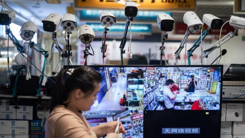 Photo des caméras Hikvision dans un centre commercial électronique à Pékin le 24 mai 2019. (Fred Dufour/AFP via Getty Images)
