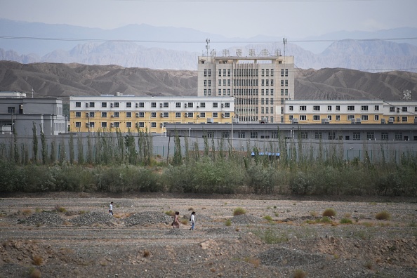 Cette photo prise le 2 juin 2019 montre des bâtiments du camp de rééducation où sont principalement détenues des minorités ethniques musulmanes, au nord de Kashgar, dans la région nord-ouest du Xinjiang en Chine. (Photo : GREG BAKER/AFP via Getty Images)