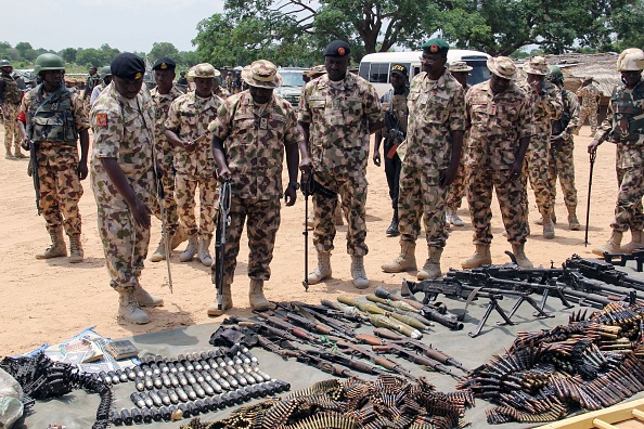 -Illustration- Les commandants militaires inspectent les armes et les munitions récupérées auprès des djihadistes de Boko Haram exposées dans le nord-est du Nigeria. La campagne de violence de Boko Haram qui a duré une décennie a tué 27000 personnes, déplacé environ deux millions au Nigéria. L'insurrection s'est étendue au Niger, au Tchad et au Cameroun voisins, ce qui a incité la formation d'une coalition militaire régionale pour vaincre le groupe djihadiste. Photo par AUDU MARTE / AFP via Getty Images.