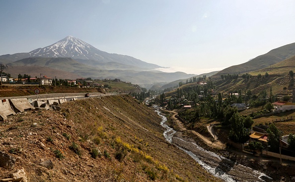 -Une vue du mont Damavand, le plus haut sommet d'Iran et un strato-volcan potentiellement actif, lieu de l’épicentre du séisme, dans le nord de la province de Mazandaran. Photo par ATTA KENARE / AFP via Getty Images.