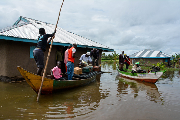 -Illustration- Des bateaux de sauvetage évacuent des familles après que leurs maisons ont été inondées au Kenya. Des familles ont été déplacées par les inondations. Photo par CASMIR ODUOR / AFP via Getty Images.