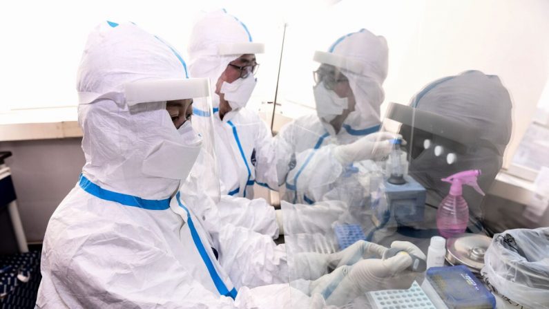 Des techniciens de laboratoire travaillent sur des échantillons de personnes ayant été testées pour le virus du PCC dans un laboratoire à Shenyang, en Chine, le 12 février 2020. (STR/AFP via Getty Images)