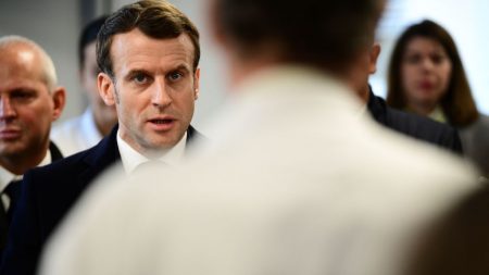 Vivement interpellé, Emmanuel Macron promet d’être « au rendez-vous » sur l’hôpital