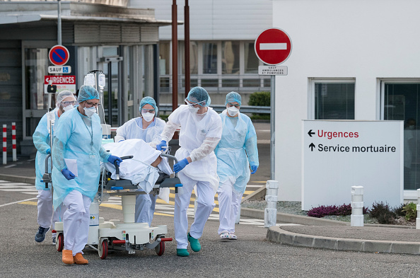 Le personnel hospitalier en première ligne face à l'épidémie du virus du PCC. (Mulhouse).( Photo : SEBASTIEN BOZON/AFP via Getty Images)