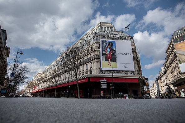 -Le 18 mars 2020 la rue est déserte devant le centre commercial des Galeries Lafayette à Paris, un verrouillage strict est entré en vigueur pour arrêter la propagation du COVID-19 dans le pays. Photo par Martin BUREAU / AFP via Getty Images.