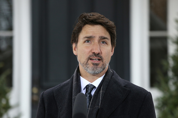 Le Premier ministre Justin Trudeau prononce son discours lors d'une conférence de presse devant le chalet Rideau à Ottawa. (Photo : DAVE CHAN/AFP via Getty Images)