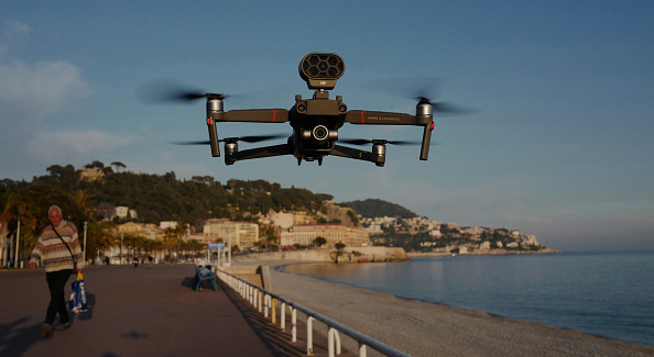 Un drone utilisé par les policiers pour contrôler les gens sur la "Promenade des Anglais" à Nice, sur la Côte d'Azur. (Photo :  VALERY HACHE/AFP via Getty Images)