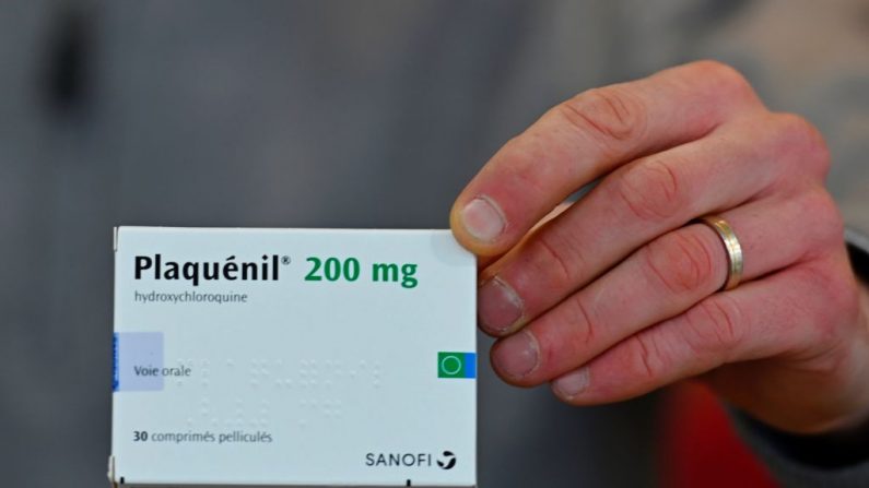 Une boîte de comprimés appelée "Plaquenil", contenant de l'hydroxychloroquine (Photo by DAMIEN MEYER/AFP via Getty Images)