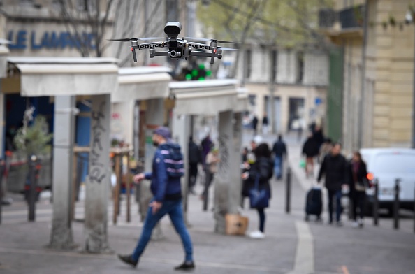 Un drone de la police survole le marché des Capucins à Marseille. (Photo : GERARD JULIEN/AFP via Getty Images)
