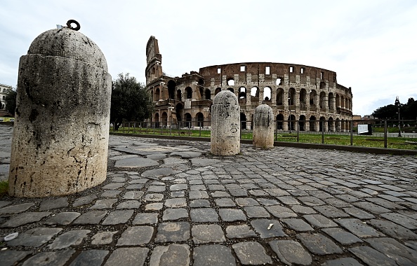 -Une photo montre la place vide en face du Colisée et de l'Arc de Constantin à Rome le 28 mars 2020, pendant le verrouillage du pays. Photo de Vincenzo PINTO / AFP via Getty Images.