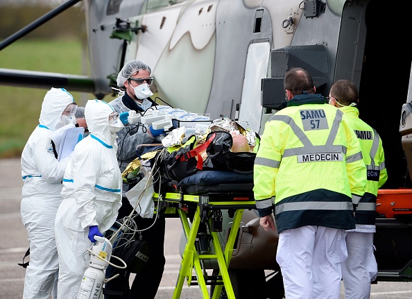 Du personnel médical prêt à charger un patient d'un brancard dans un hélicoptère médical français NH90 à l'hôpital Mercy (CHR Metz), le 29 mars 2020. (Photo : JEAN-CHRISTOPHE VERHAEGEN/AFP via Getty Images)