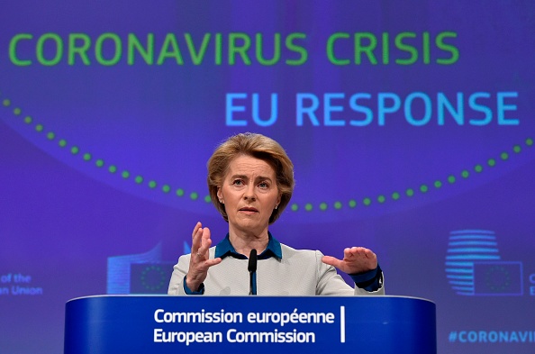 La présidente de la Commission européenne, Ursula von der Leyen, tient une conférence de presse sur la réponse de l'Union européenne  à la crise du COVID-19 au siège de l'UE à Bruxelles le 15 avril 2020. (Photo : JOHN THYS/POOL/AFP via Getty Images)