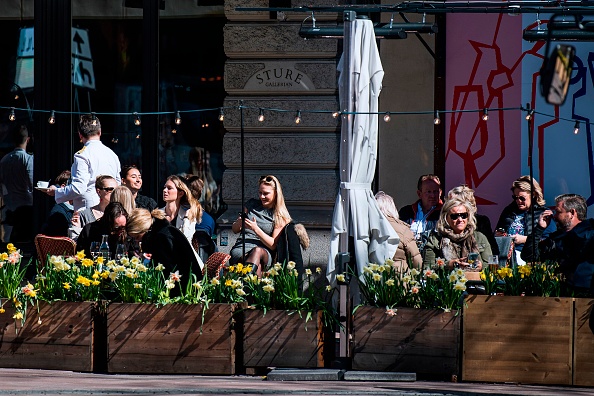 La terrasse d'un restaurant à Stockholm en Suède le 15 avril 2020, un des pays qui n'ont pas confiné sa population. (JONATHAN NACKSTRAND/AFP via Getty Images)
