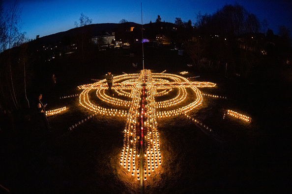 -Gertrud Schop, 60 ans, allume des bougies en forme de croix pour chacune des 3869 victimes décédées de Covid-19 en Allemagne le 17 avril 2020 à Zella-Mehlis. Photo de Jens Schlueter / Getty Images.