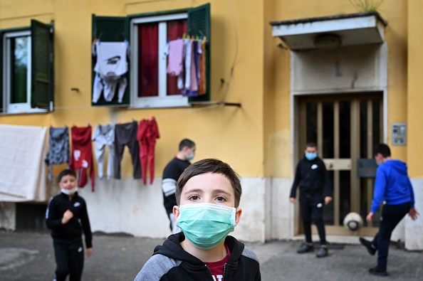 -La perte du travail des habitants à induit la pauvreté dans le pays, les enfants manquent de nourriture. Image du quartier de San Basilio à Rome le 18 avril 2020. Photo par Alberto PIZZOLI / AFP via Getty Images.