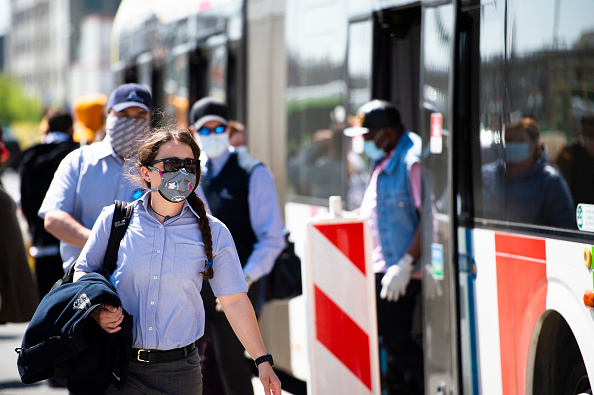 Luxembourg entreprend une sortie progressive du confinement, les règles de distanciation sociale et les gestes barrières, comme le port du masque, continuent de s’appliquer.  (Photo : ANTHONY DEHEZ/BELGA MAG/AFP via Getty Images)