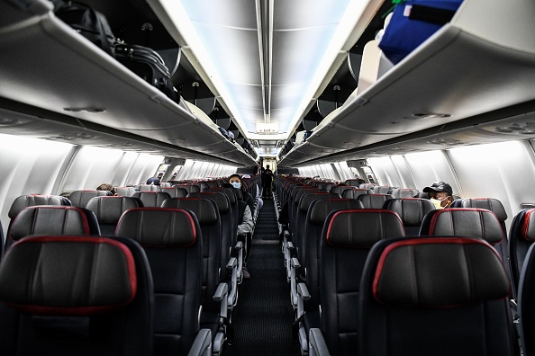  La distanciation physique à bord des avions pourrait faire grimper le prix des billets de plus de 50%. (Photo : CHANDAN KHANNA/AFP via Getty Images)