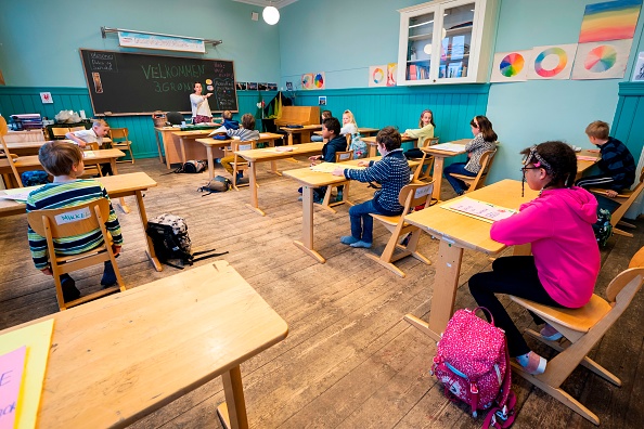 -Illustration- Des élèves de troisième année de l'école Nordstrand Steinerskole à Oslo suivent une leçon dans leur classe après la réouverture de l'école le 27 avril 2020. Photo par Heiko Junge / NTB Scanpix / AFP via Getty Images.