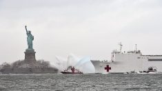 Le navire-hôpital USNS Comfort quitte New York, signe du recul de l’épidémie