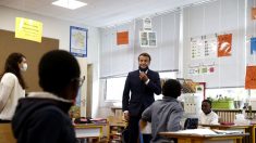 Masqué, Emmanuel Macron visite une école de Poissy pour rassurer sur la rentrée et montrer les gestes barrières