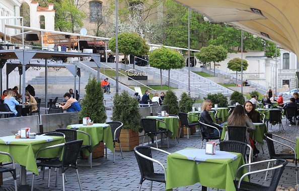 -Les gens s'assoient devant un café à Vilnius, en Lituanie, le 5 mai 2020, au milieu de la nouvelle pandémie de coronavirus COVID-19. Le gouvernement lituanien a prolongé la fermeture du coronavirus à l'échelle nationale jusqu'au 11 mai, mais a donné son feu vert à la réouverture des musées, des bibliothèques, des cafés en plein air, des coiffeurs et des salons de beauté et des magasins de détail dans les centres commerciaux. Photo de PETRAS MALUKAS / AFP via Getty Images.