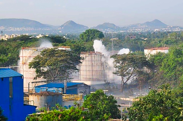 -Des fumées se dégagent d'une usine de LG Polymers à la suite d'un incident de fuite de gaz à Visakhapatnam le 7 mai 2020. Au moins cinq personnes ont été tuées et 1 000 hospitalisées après une fuite de gaz dans une usine de produits chimiques sur la côte est de l'Inde. Photo par - / AFP via Getty Images.