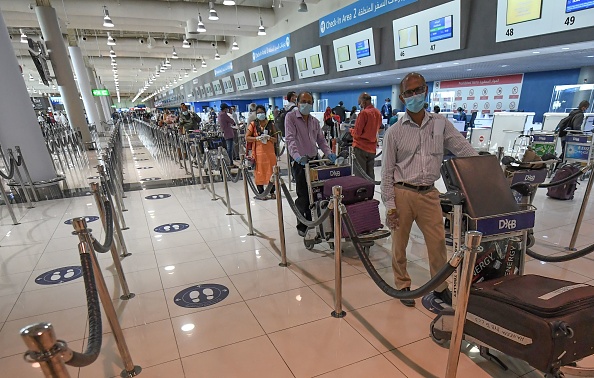 Des ressortissants indiens font la queue pour s'enregistrer à l'aéroport international de Dubaï pour un vol de retour vers leur pays, le 7 mai 2020. (Photo : KARIM SAHIB/AFP via Getty Images)