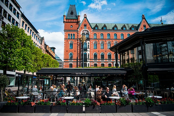 Les gens sont assis dans un restaurant à Stockholm le 8 mai 2020, durant la pandémie de COVID-19.(Photo : JONATHAN NACKSTRAND/AFP via Getty Images)